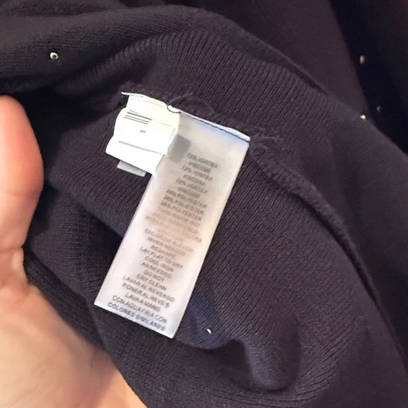 Elegant Black Dress with Gold Accents - Picture 6 of 8